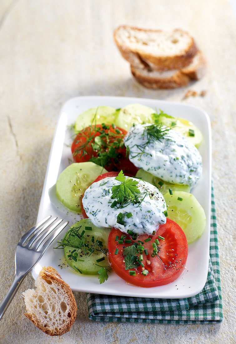 Jahreszeiten-Küche, KräuterJoghurt-Nocken mit Tomaten und Gurke