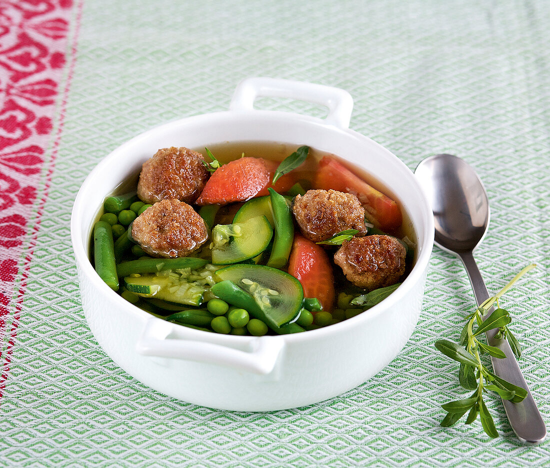 Jahreszeiten-Küche, Gemüse- suppe mit Fleischklößchen