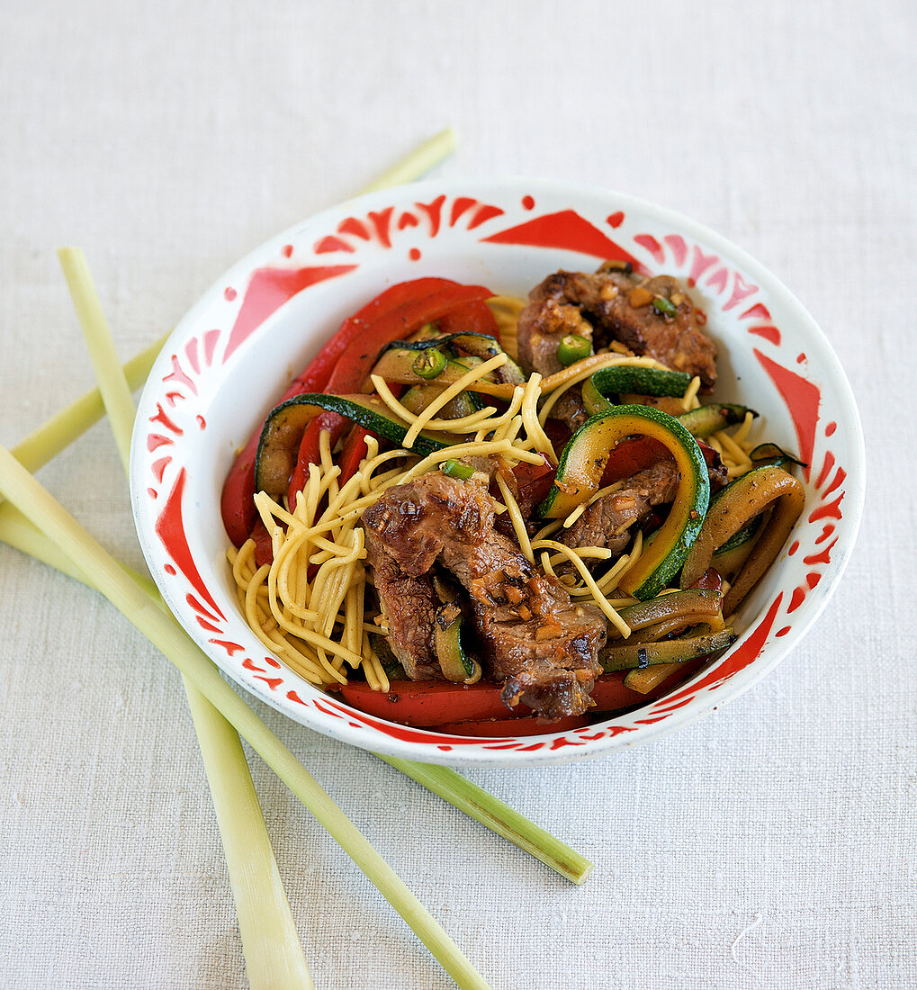 Jahreszeiten-Küche, Nudel-Wok mit Rindfleisch