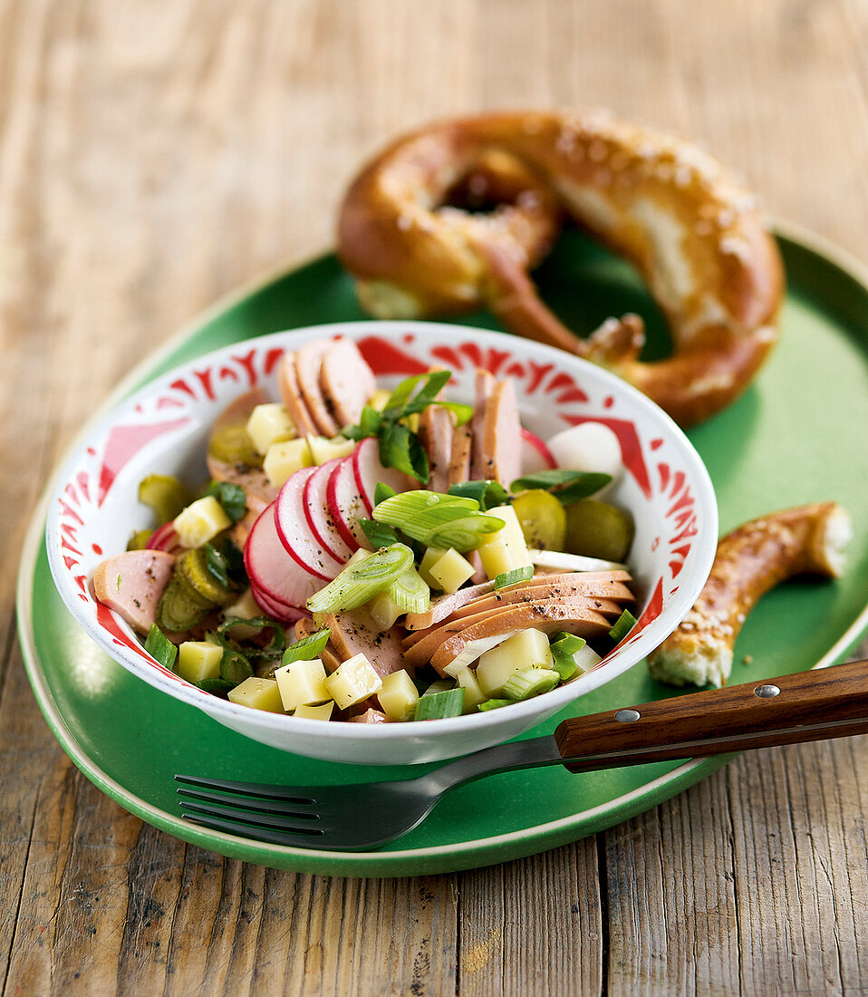 Jahreszeiten-Küche, Frühlingsfrischer Wurstsalat mit Laugenbrezel