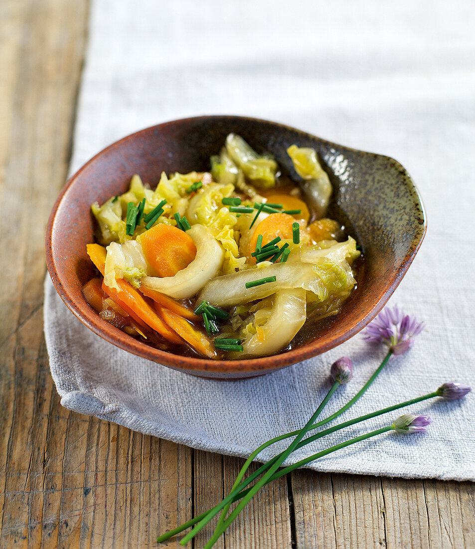Jahreszeiten-Küche, Chinakohl- Möhren-Gemüse mit Schnittlauch