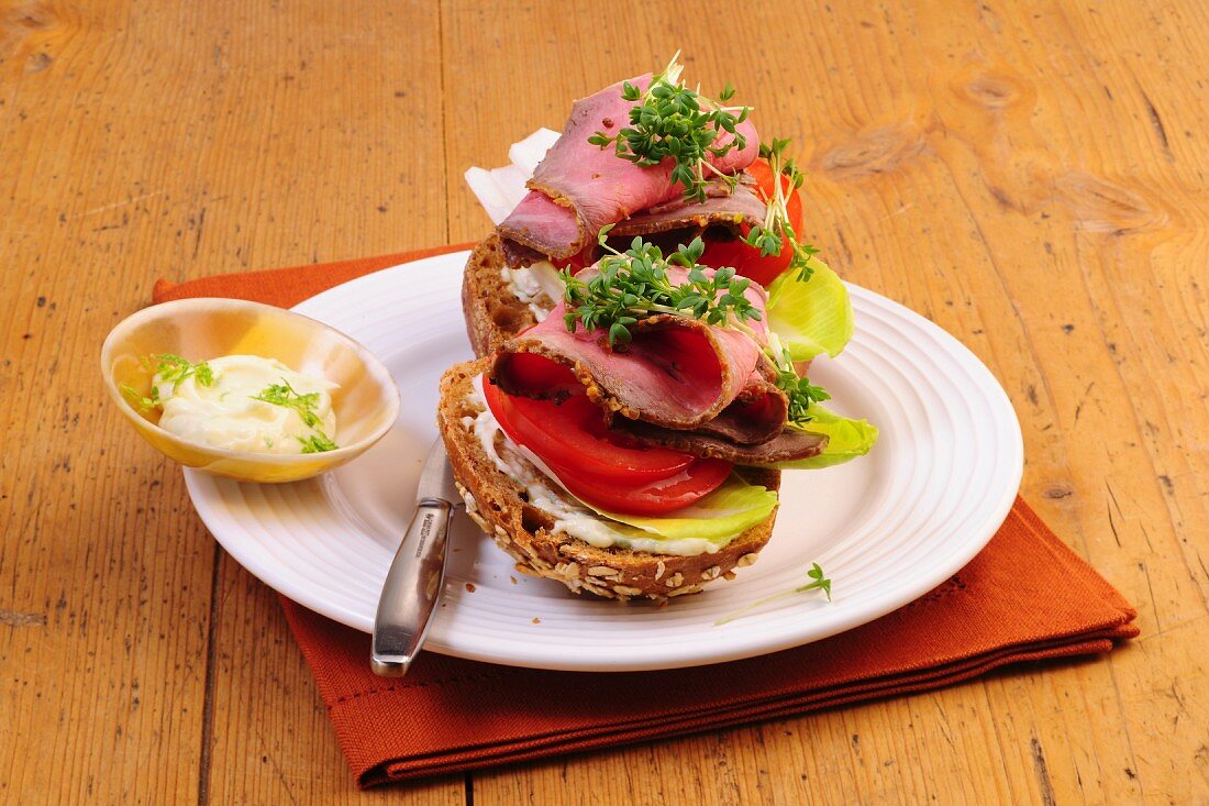 Roastbeef-Brötchen mit Limettenmayonaise