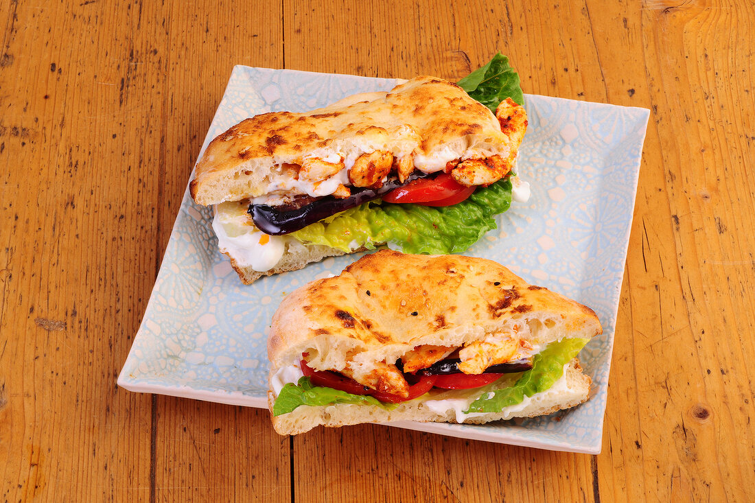 Abendessen, Hähnchen-Pita mit Auberginen und Schafkäsecreme