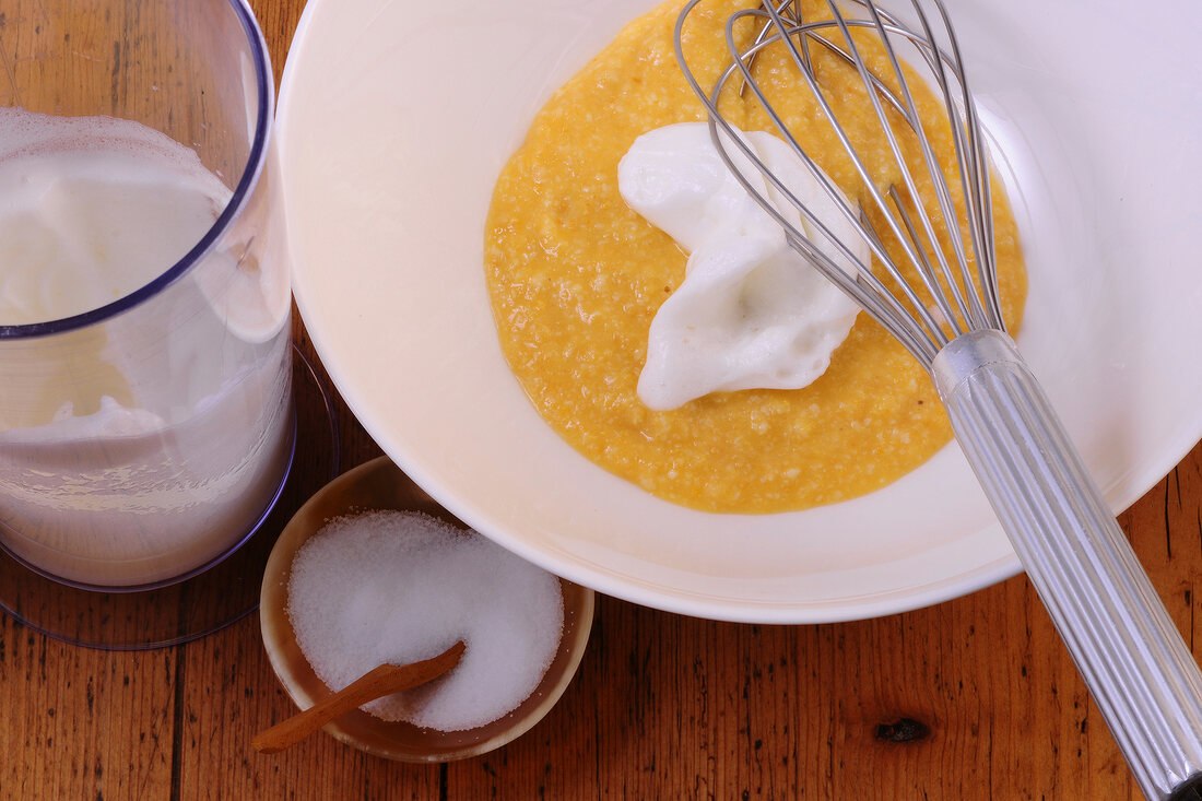 Abendessen, Eischnee unter den Ausbackteig rühren, Step 1