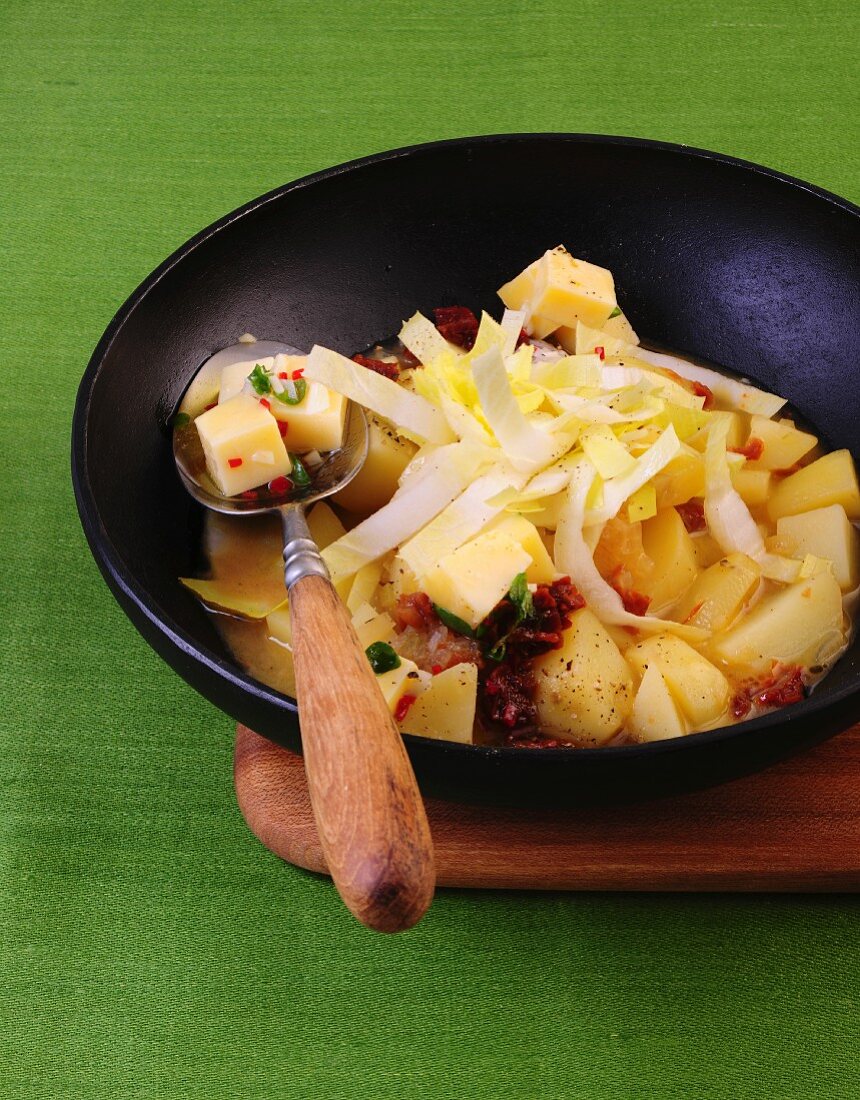 Kartoffeln mit mariniertem Ziegenkäse & getrockneten Tomaten