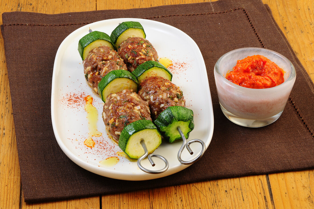 Abendessen, Hackfleisch- Zucchini-Spieße mit Paprika-Dip