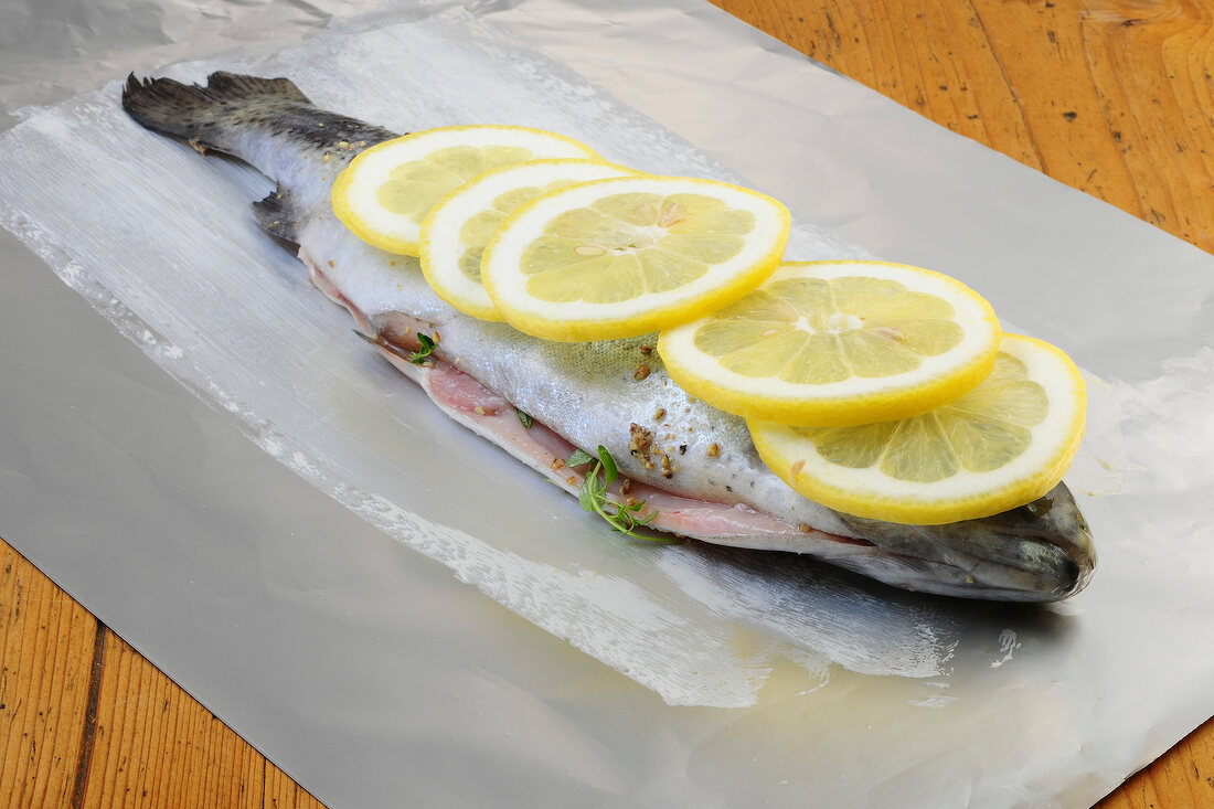 Abendessen, Zitronenscheiben auf die Forelle legen, Step 2