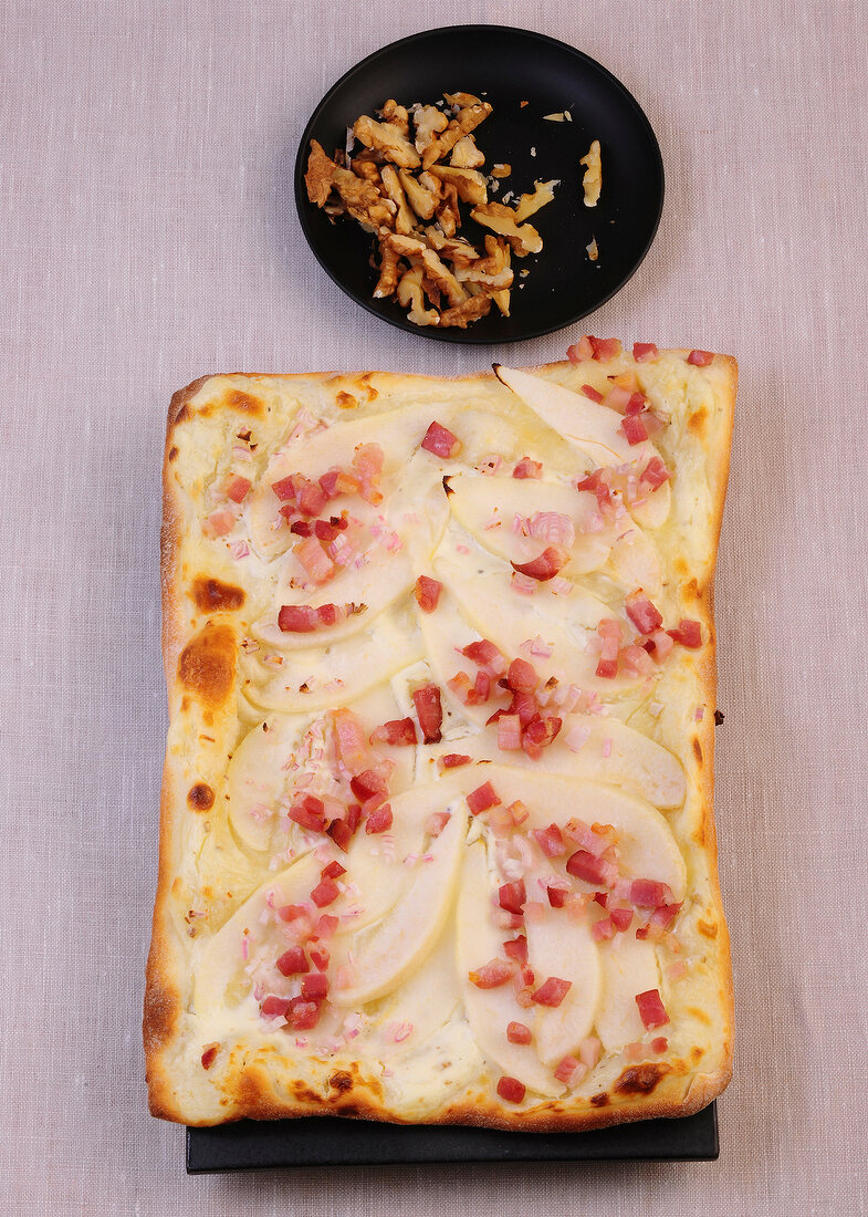 Abendessen, Flammkuchen mit Speck und Birnen, Walnüsse