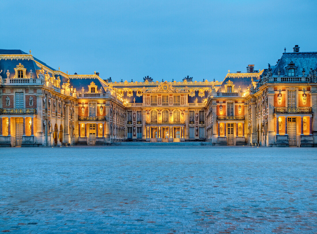 Versailles: Schloss Versailles, abends, beleuchtet, Aufmacher