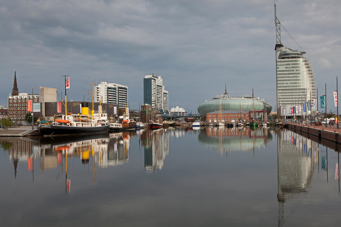 Bremerhaven: Blick auf Hafencity, Hotel Sail City, Klimahaus.