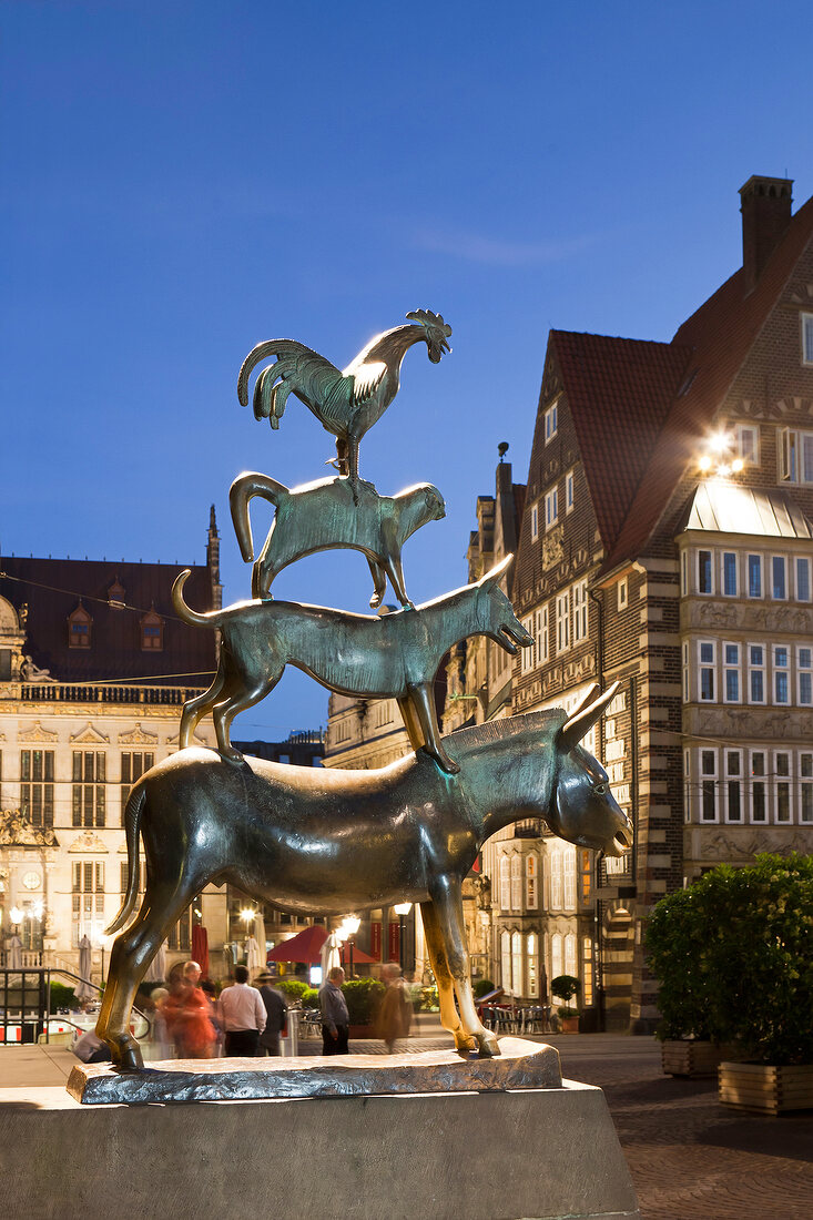 Bremen: Bremer Stadtmusikanten, Skulptur, abends, Lichter, Titel