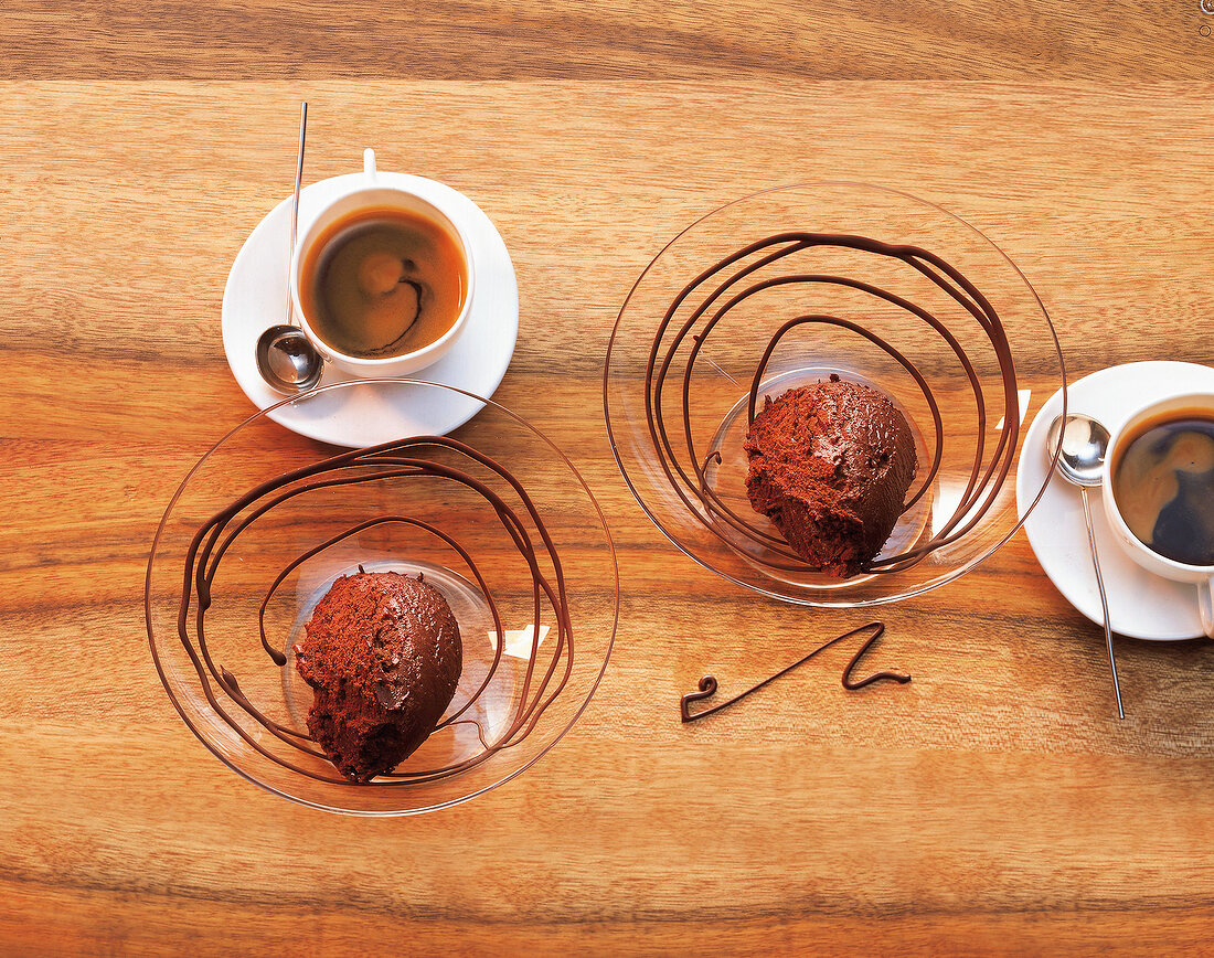 Schokolade, Schokoladenmousse mit Lakritze und zwei Tassen Kaffee