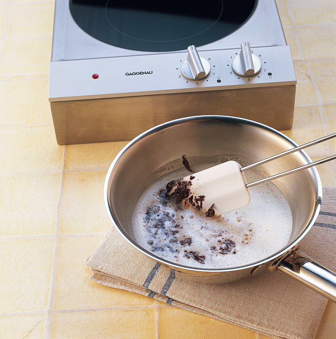 Schokolade, Eis zubereiten, Milch, Sahne, Zucker aufkochen