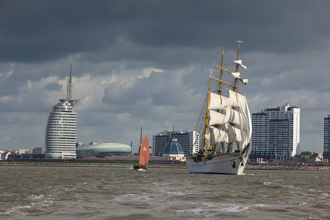 Bremerhaven: Hafen, Sail 2010, Einlaufparade, Gorch Fock.