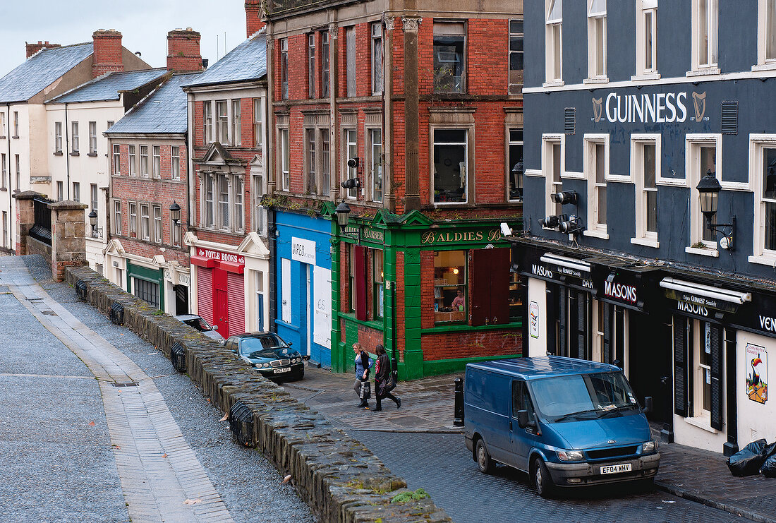 Irland: Derry, Innenstadt, bunte Hausfassaden, Gasse, Autos