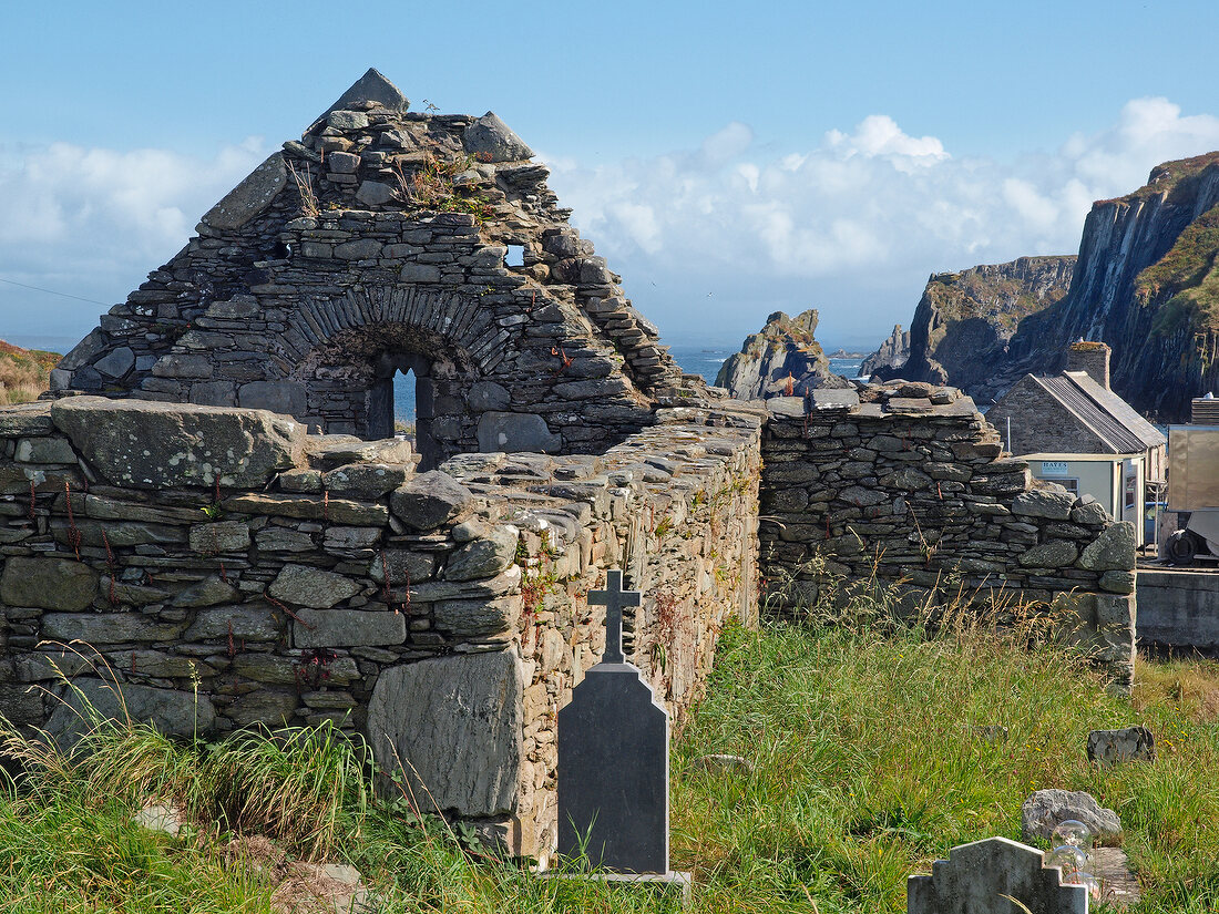 Irland: Cape Clear Island, Ruine einer Kirche, blauer Himmel