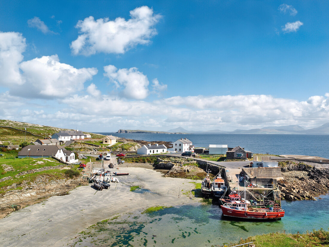 Irland: Inishturk, Hafen, Fischer- boote