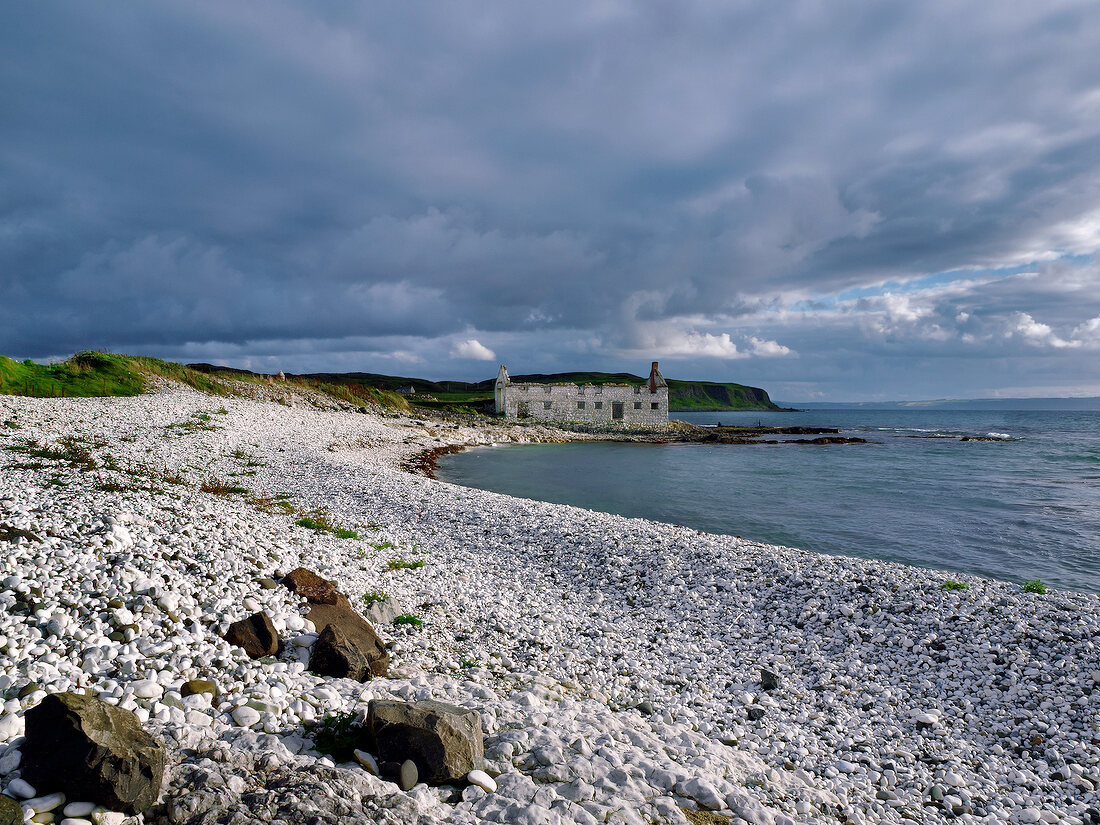 Irland: Rathlin Island, Küste, Blick auf Ruine Kelpstore.