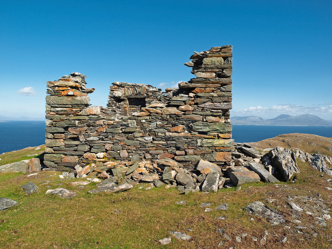 Irland: Inishturk, Ruine des alten Beobachtungsturmes.