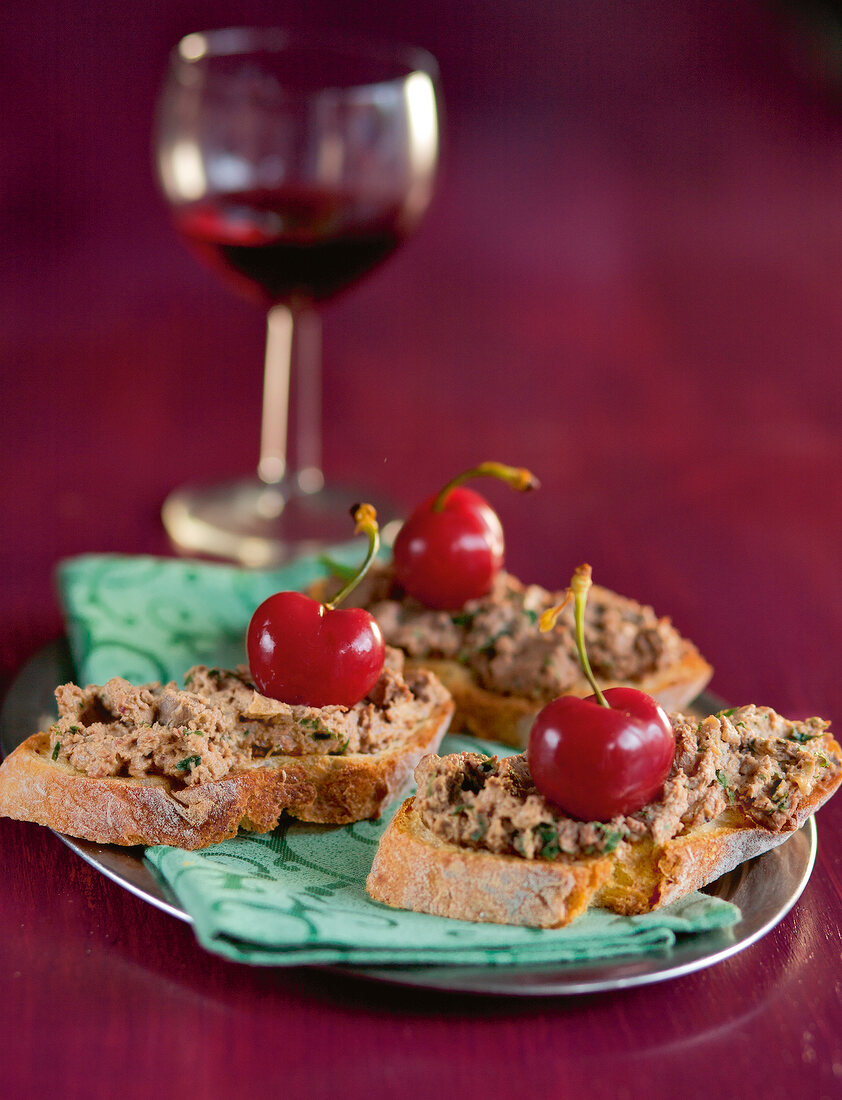 Fingerfood, Leber-Crostini mit Pfefferkirschen