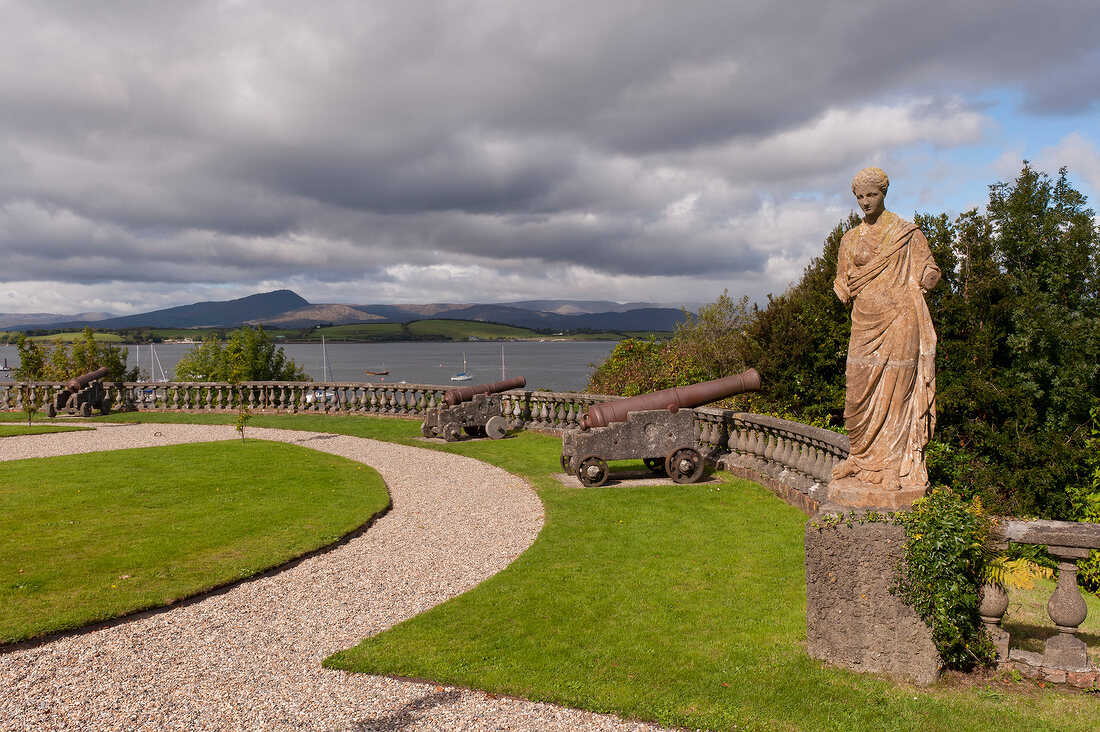 Irland: Bantry House, Vordergarten grün, Meerblick.