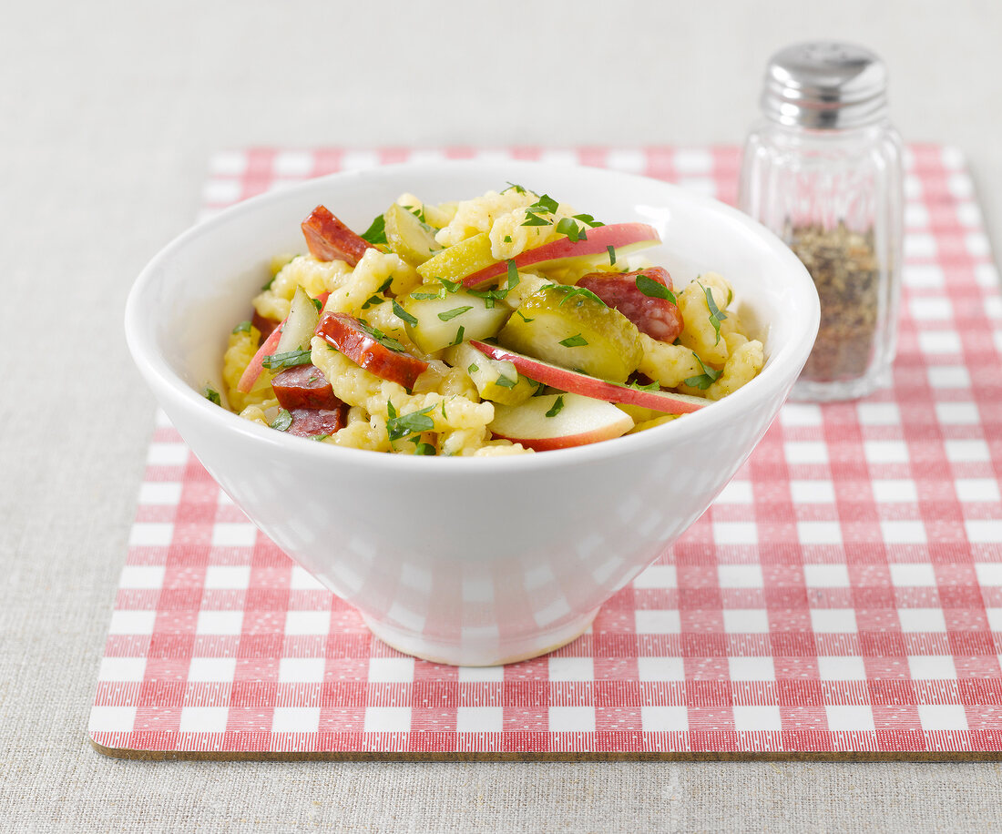 Single-Küche, Spätzlesalat mit Landjäger und Apfelspalten