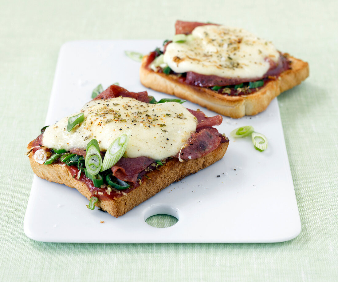 Single-Küche, Salami Toast Pizzen