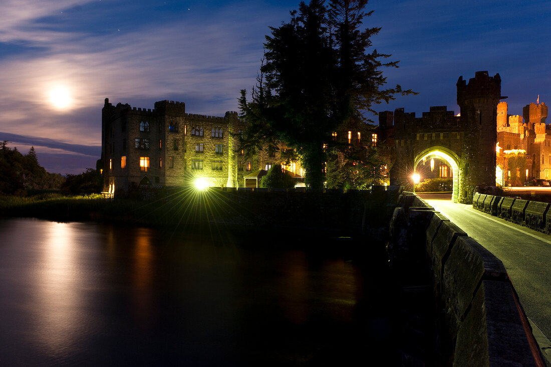 Irland: Ashford Castle, Brücke, abends, Lichter, Aufmacher