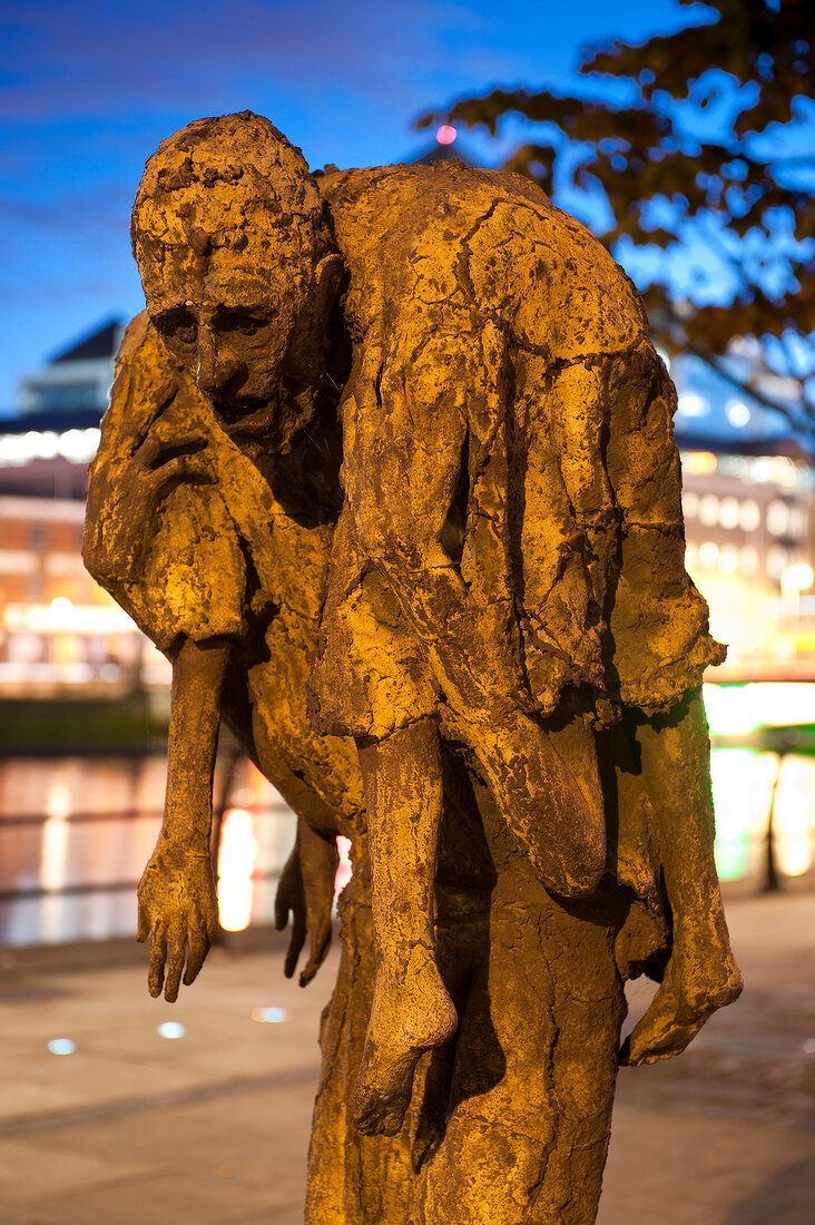 Irland: Dublin, Custom House Quay, Famine Memorial, Denkmal