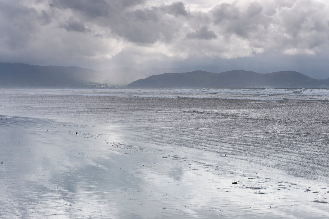 Irland: Ring of Kerry, Inch Beach, Meer, Berge, Nebel, Wolken.