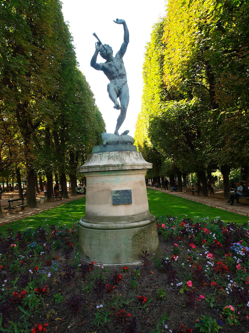 Paris: Jardin du Luxembourg, Park, Allee, Staue.