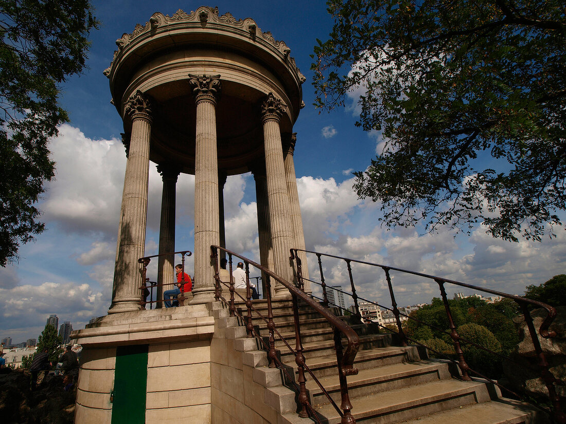 Paris: Parc des Buttes-Chaumont, Park, Sibyllentempel, Stufen.