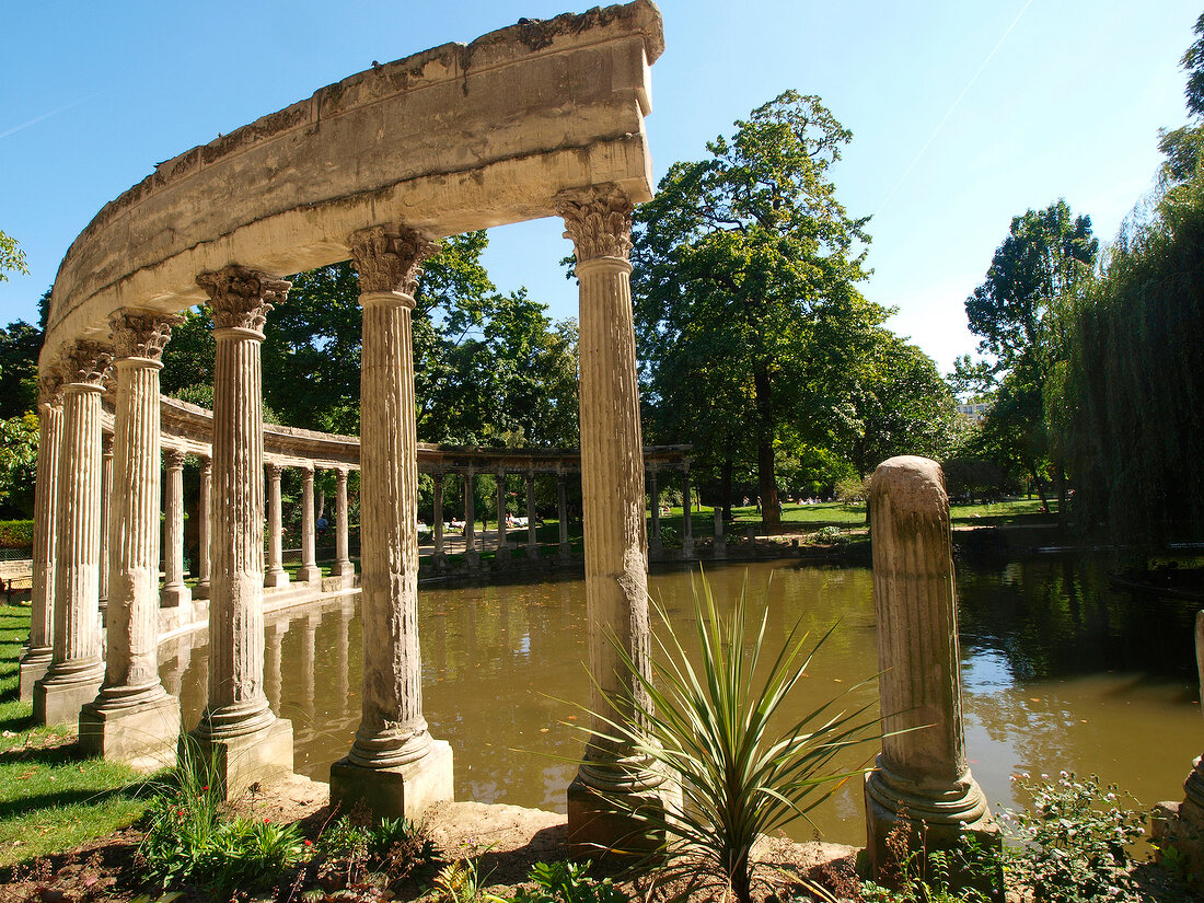 Paris: Parc Monceau, Rosengarten, Säulen, Wasser.