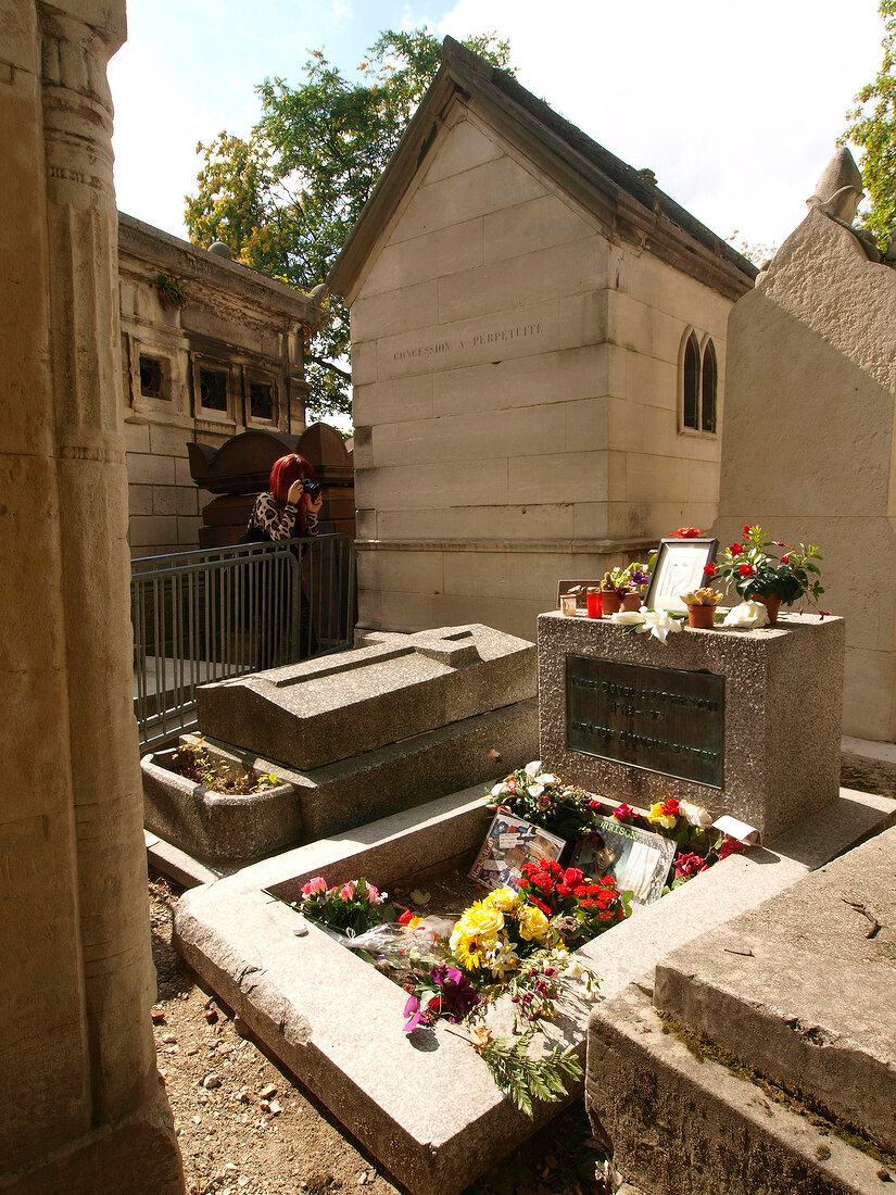 Paris: Friedhof Père Lachaise, Grab, Blumen, Kerzen.