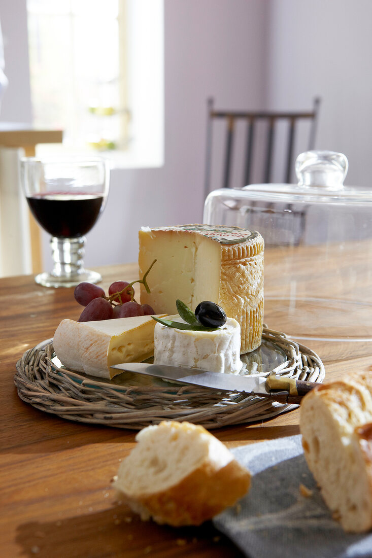 Käse, Baguette, Wein, Cloche aus Glas