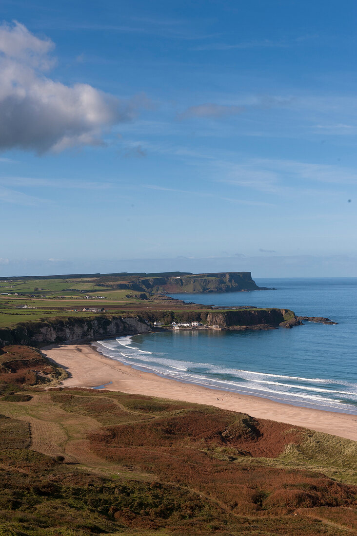 Irland: Antrim-Küste, Sandbucht, Meerblick.