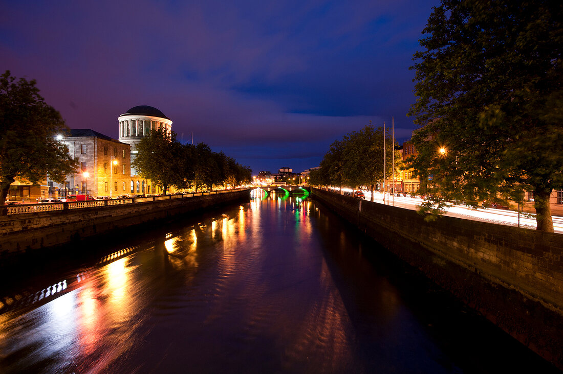 Irland: Dublin, Four Courts, Fluss Liffey, abends, Lichter.