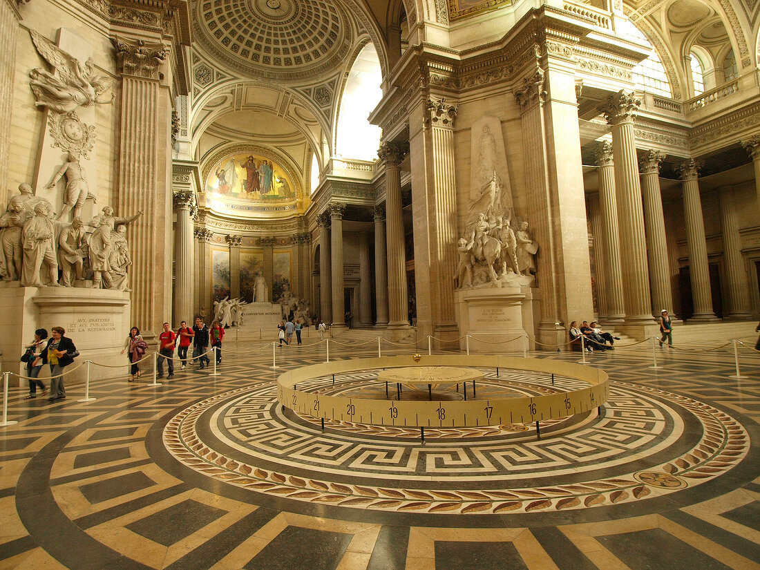 Paris: Panthéon innen, foucaultsche Pendel, Touristen