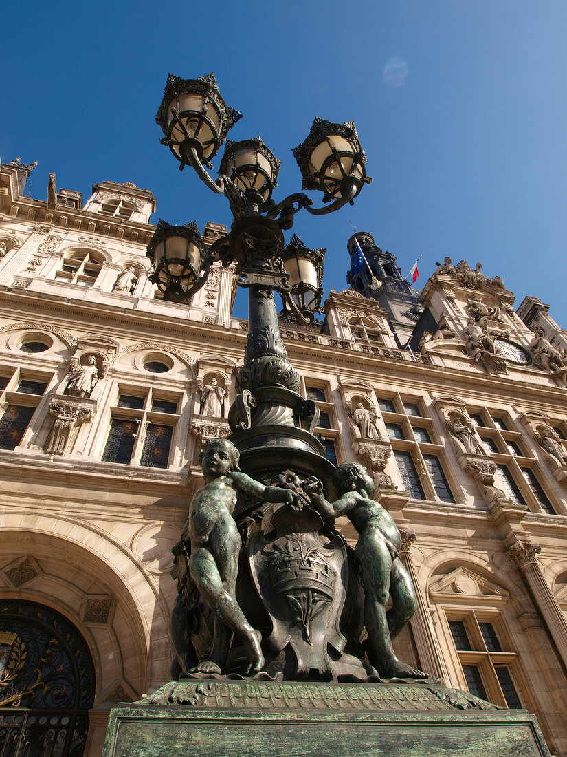 Paris: Hôtel de Ville, Fassade, blauer Himmel.