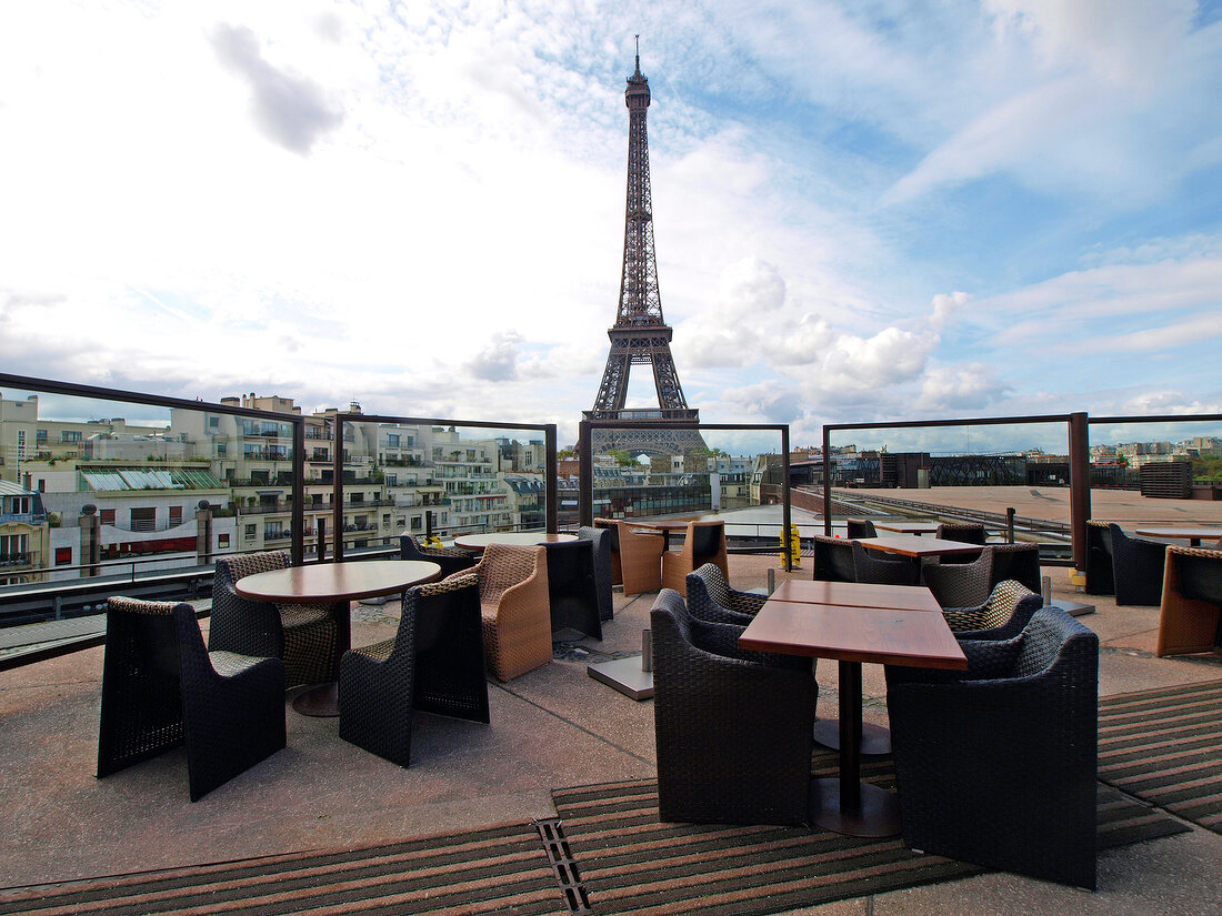 Paris: Blick auf Eiffelturm vom Dach des Musee Quai Branly.