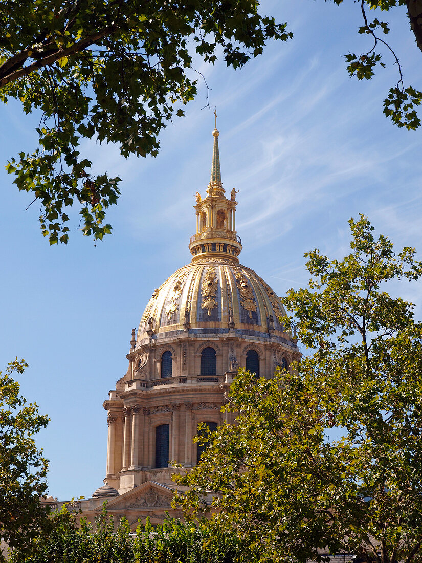 Paris: Invalidendom, blauer Himmel, Froschperspektive