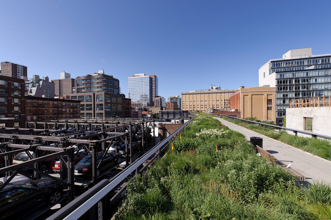 New York: Meatpacking District, Schienenstrang, Parkplatz, Menschen