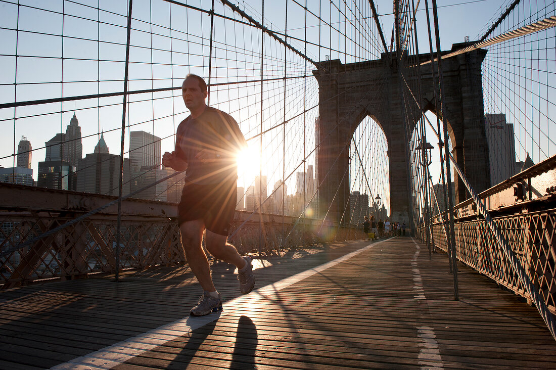 New York: Brooklyn Bridge, Mann jogg t, sommerlich
