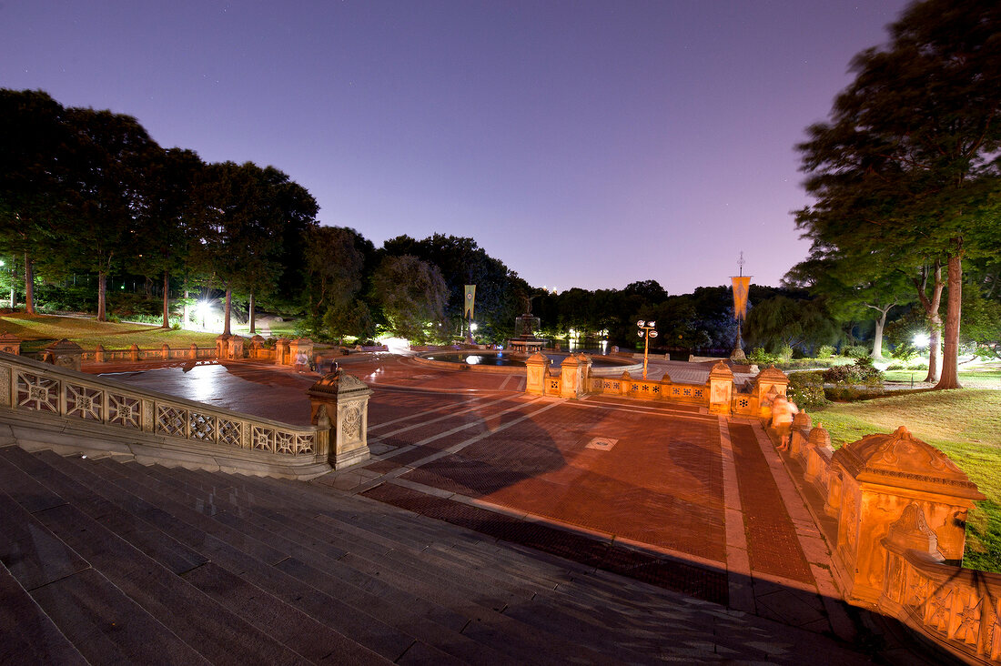 New York: Bethesda Brunnen im Central Park bei Nacht, x