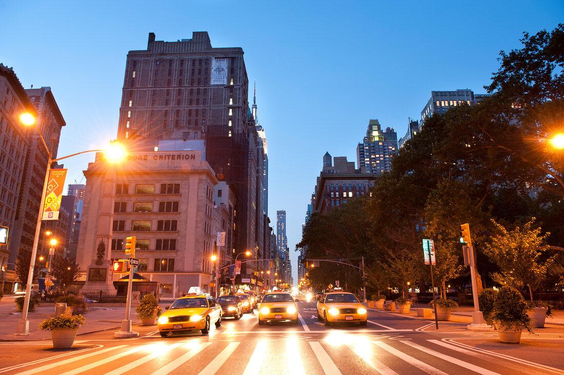 New York: Yellow Cabs an Straßenkreuzung, x