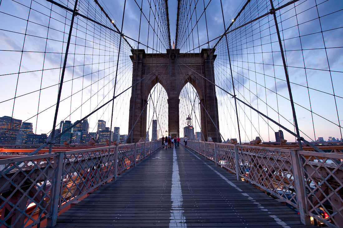 New York: Brooklyn Bridge, Blick auf Skyline, x