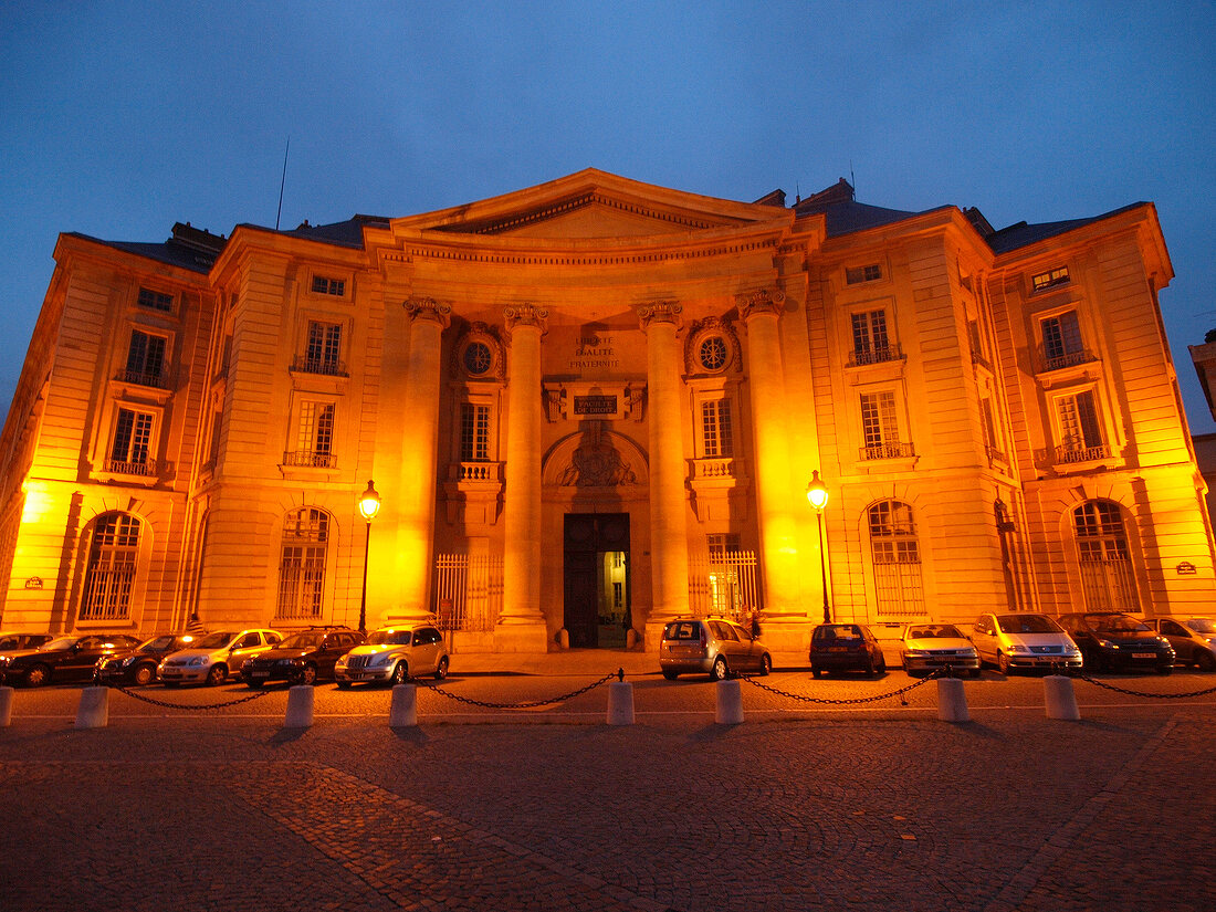 Paris: Panthéon Fassade, bei Nacht, beleuchtet.