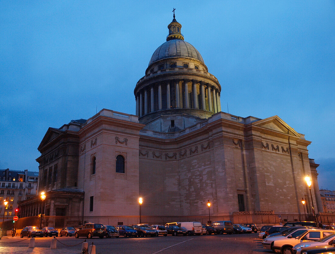 Paris: Panthéon Fassade, Kuppel, Abenddämmerung.