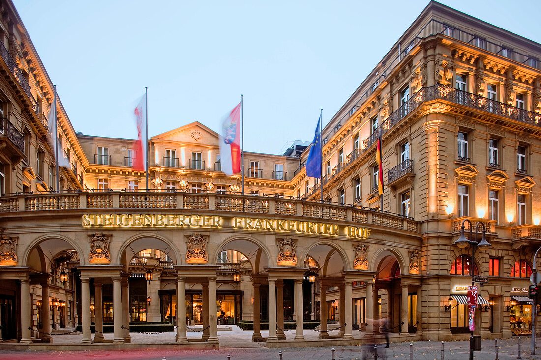 KDM, vor dem Steigenberger Frankfurter Hof