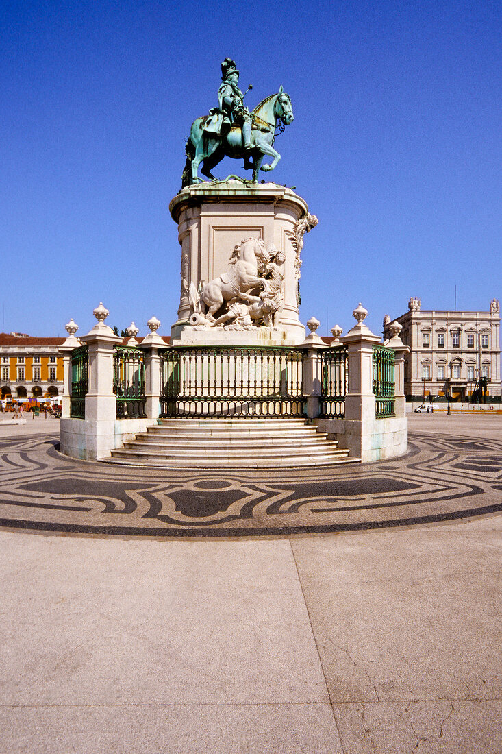 Lissabon, Praça do Comércio mit der Statue des Koenigs Jose IX